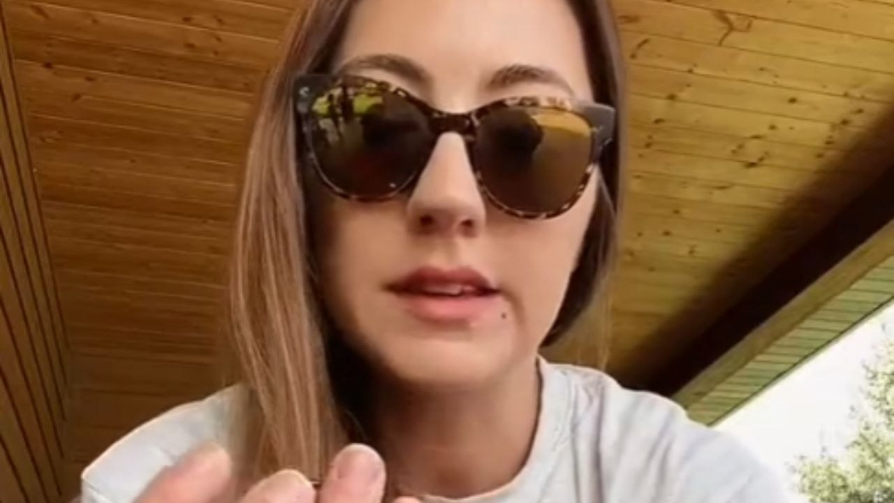 Mother shares an incredible hack to avoid loosing hat on a windy day *Binky Clip Hack*