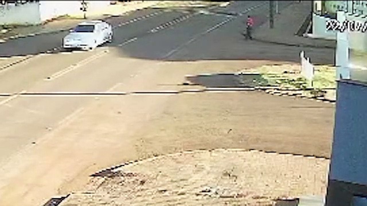 Câmera registra momento em que idoso é atropelado em Rio do Salto