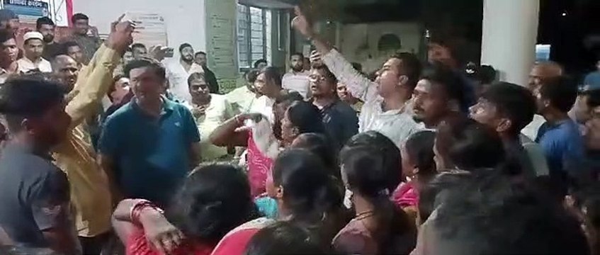 सडक़ दुर्घटना में घायल मरीज की मौत, गुस्साई भीड़ ने की सीएमएचओ की पिटाई, थाने में घुसकर बचाई जान
