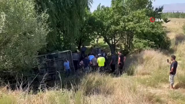 Afyonkarahisar'da mevsimlik işçileri taşıyan minibüs devrildi: 4 ölü, çok sayıda yaralı var