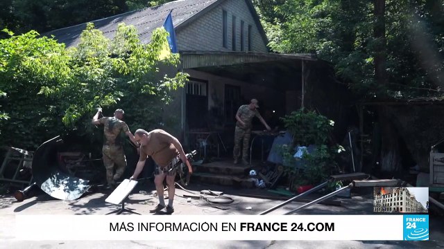 Militares y voluntarios ucranianos adaptan armamento ruso abandonado