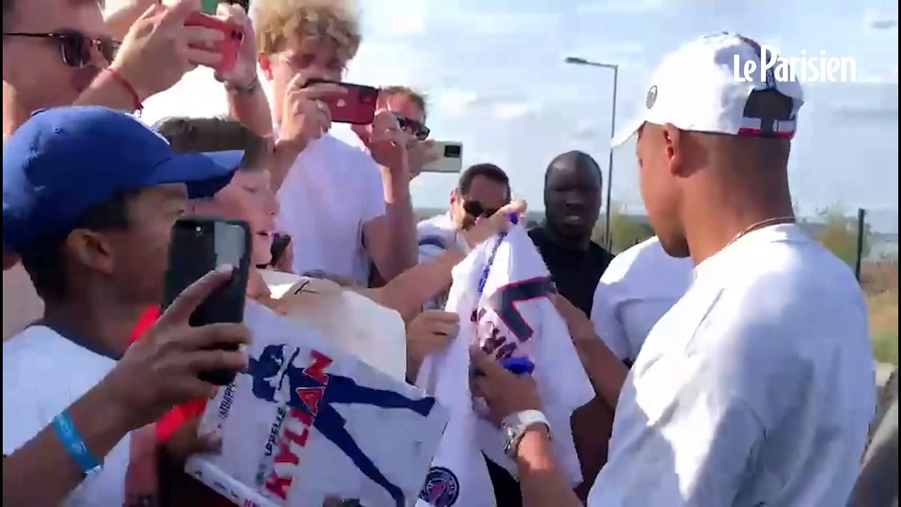 En plein bras de fer avec le PSG, Mbappé prend un bain de foule à la sortie de l'entraînement
