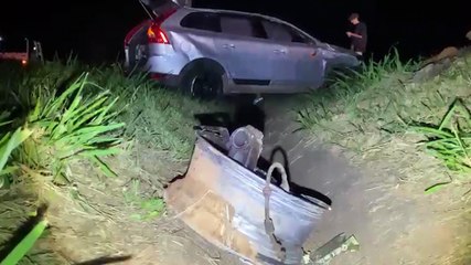 Livramento: Pneu estoura e Volvo capota ao lado de cruz na BR-467