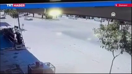 Osmaniye'de iki otomobil çarpıştı: 3 çocuk yola böyle savruldu