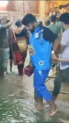 下载视频: The ramp of the Mahakal temple became a waterfall: water reached the sanctum sanctorum from Nandi Hall