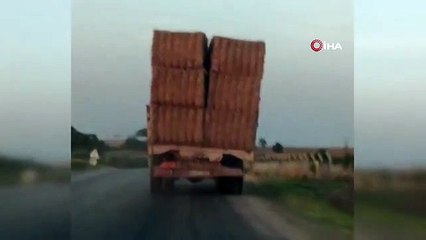 Voyage dangereux d'un camion chargé de foin devant la caméra