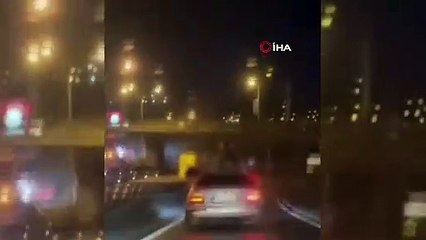 Aracın tavanına çıkarak dans ettiler... O anlar kamerada