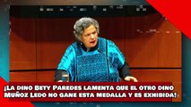 ¡VEAN! ¡La dino Bety Paredes lamenta que el otro dino Muñoz Ledo no gane esta medalla y es exhibida!