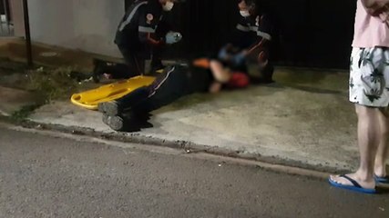 Populares encontram homem caído na rua e acionam o Samu