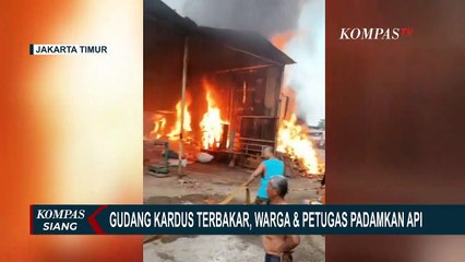 Gudang Kardus di Jakarta Timur Terbakar, Warga dan Petugas Padamkan Api