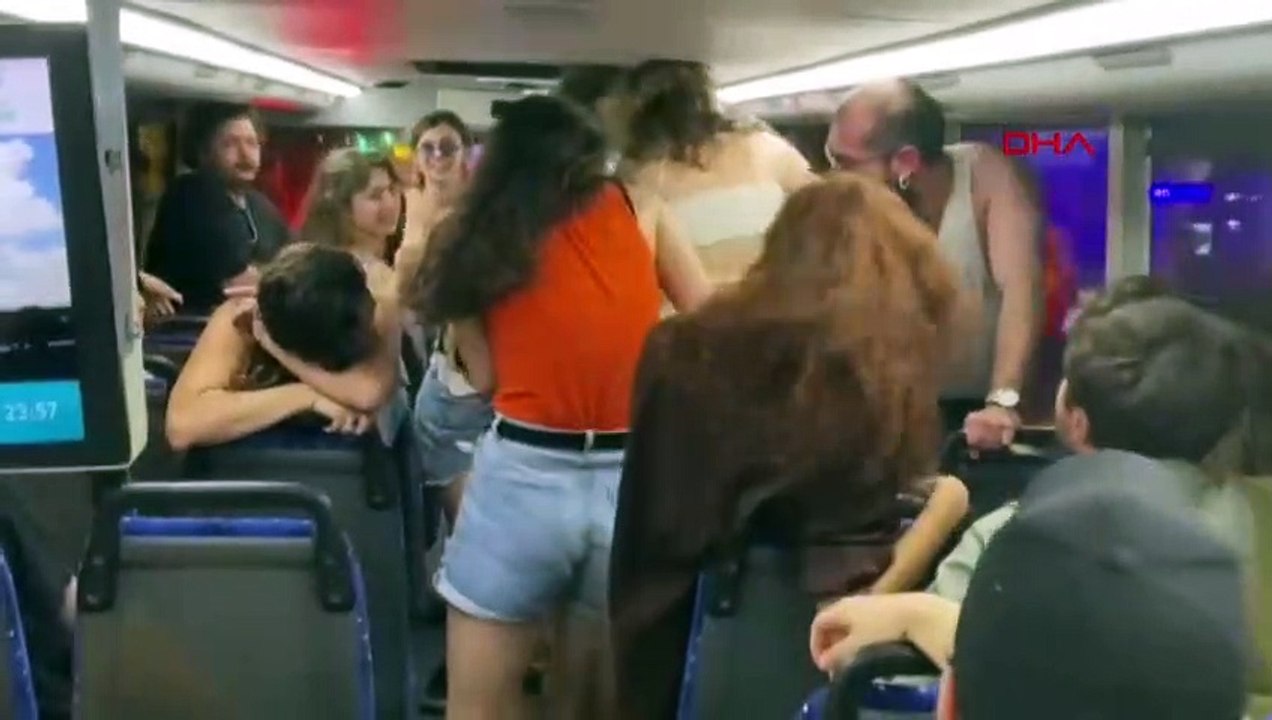 Images du bus IETT ! Ils ont fait la pole dance sans prêter attention aux autres passagers.