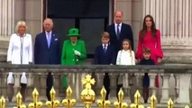 Princesa Charlotte corrige a su hermano de una forma muy discreta en el balcón de Buckingham Palace