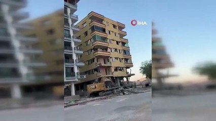 Binanın çökmesiyle neye uğradıklarını şaşırdılar... O anlar kamerada