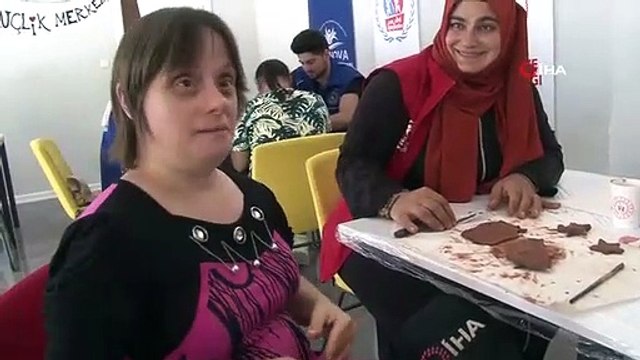 Les personnes trisomiques s'amusent et apprennent