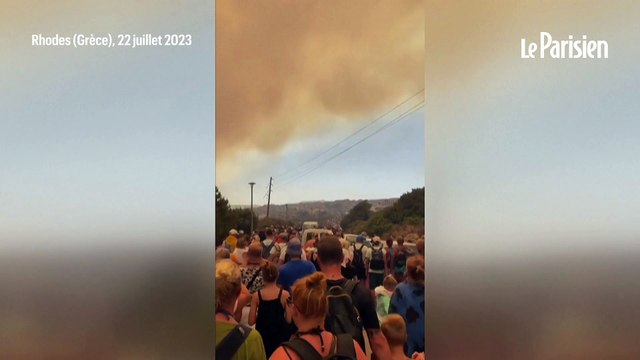 Grèce : des milliers de touristes fuient Rhodes, en proie aux incendies