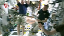 Astronotlar uzayda dart oynadı