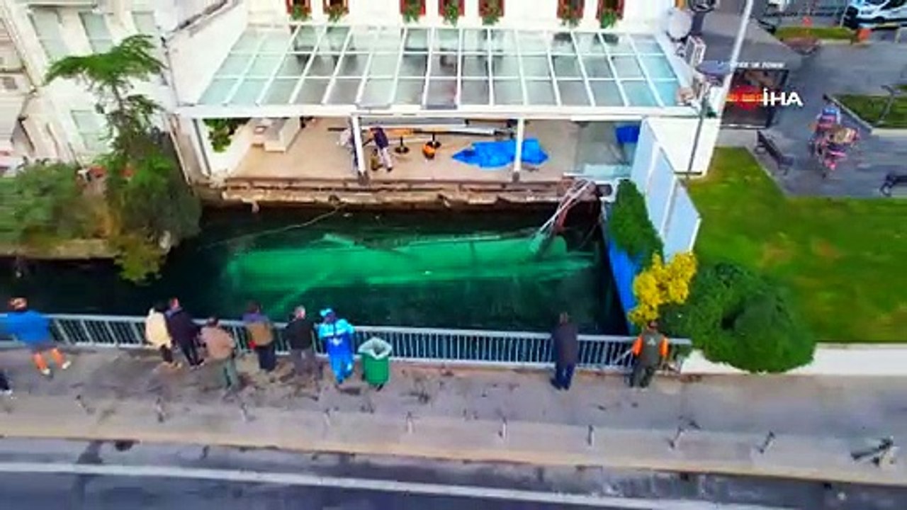 Titanic'i aratmayan görüntüler! Bebek'te iskele çöktü, onlarca kişi denize düştü