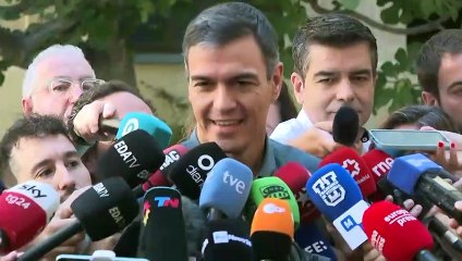 Pedro Sánchez acude a votar entre gritos de apoyo y de "mentiroso": "Es un momento muy importante para España"