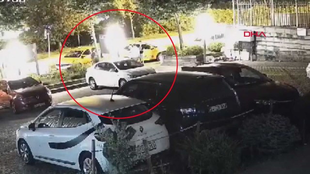 Taksiye binen 5 kişinin şoförü darbettiği anlar kamerada