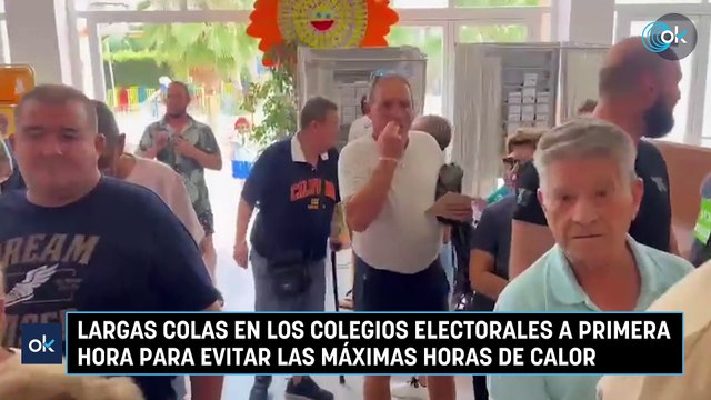 Largas colas en los colegios electorales a primera hora para evitar las máximas horas de calor