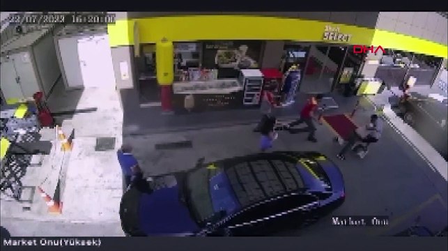 Des images du moment de l'attaque contre le footballeur de Beşiktaş Emrecan Uzunhan ont émergé