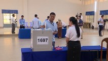 الكمبوديون يدلون بأصواتهم في انتخابات لا مفاجآت فيها