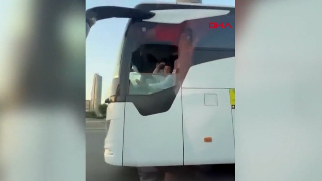 D-100'de şerit değiştirme gerginliği; otobüs şoförü otomobile su şişesi fırlatı