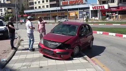 Kontrolden Çıkan Araç Refüje Çarptı: 2 Yaralı