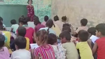 पहली से लेकर 12 वीं तक नि:शुल्क शिक्षा की अलख जगा रहा ये शख्स