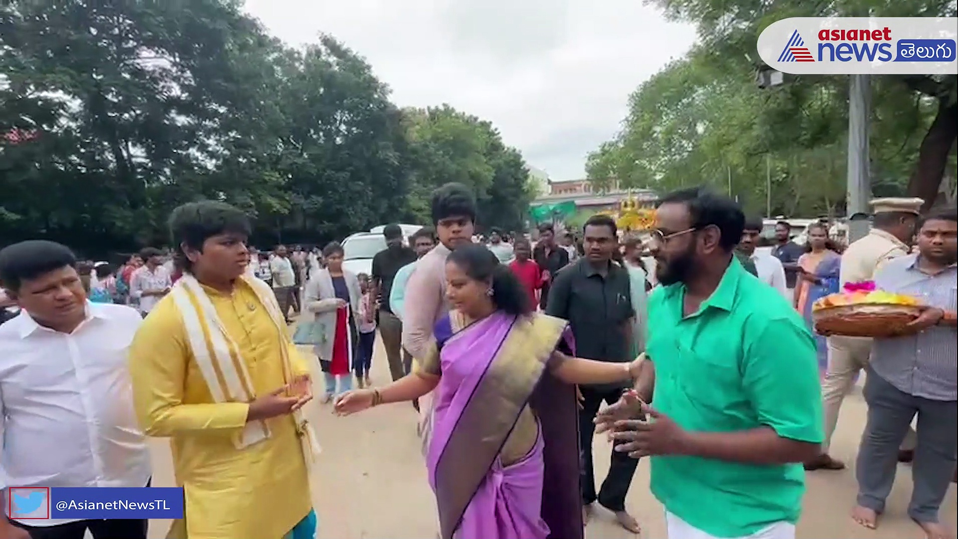 సీఎం కేసీఆర్ మనవడి భర్త్ డే... కొడుకులతో కలిసి కవిత దంపతుల పెద్దమ్మ దర్శనం 