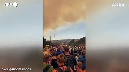 Grecia, fiamme ancora fuori controllo sull'isola di Rodi