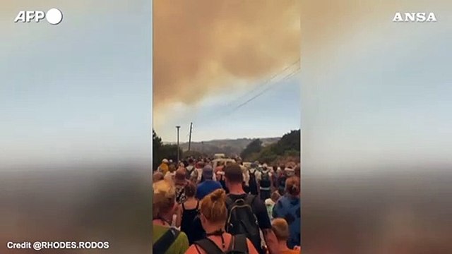 Grecia, fiamme ancora fuori controllo sull'isola di Rodi