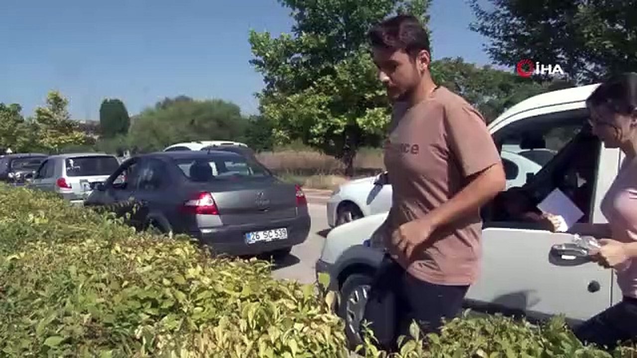 Les candidats en retard accouraient dans les salles d'examen.