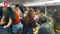 İstanbul Kadıköy'de çift katlı İETT otobüsünün üst katında yolculuk yapan bir grup, dakikalarca şarkı söyleyip dans etti.