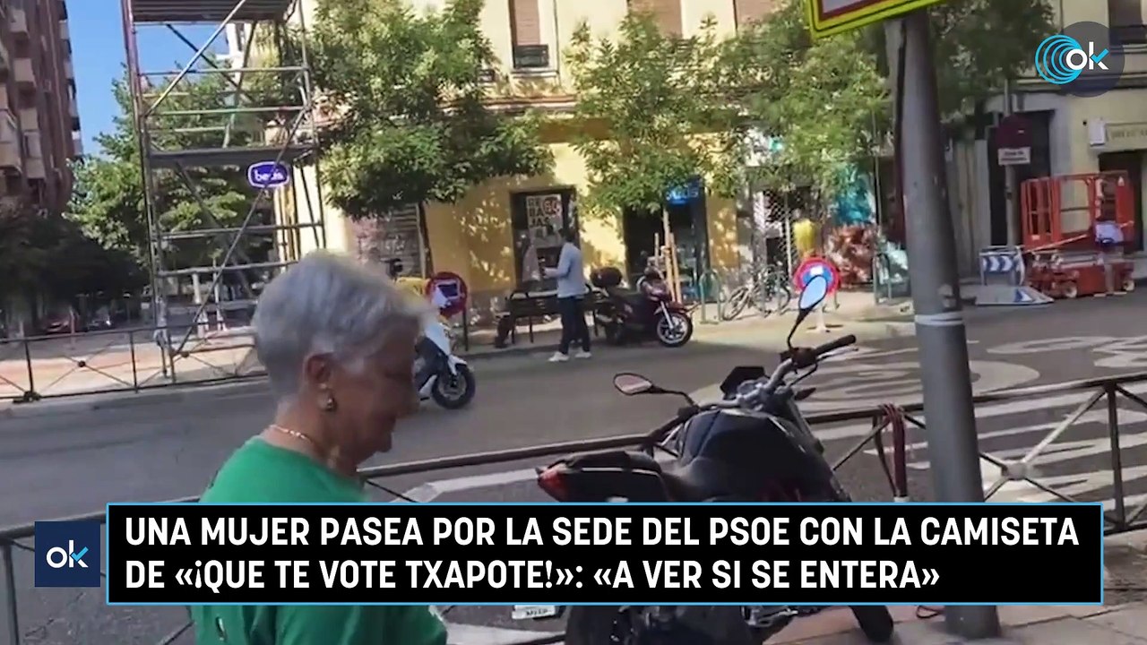 Una mujer pasea por la sede del PSOE con la camiseta de «¡Que te vote Txapote!»: «A ver si se entera»
