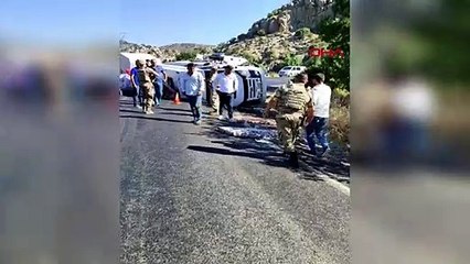 Diyarbakır'da Römork Takılı Minibüs Devrildi: 10 Yaralı
