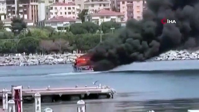 Bateau livré aux flammes sur la plage de Pendik