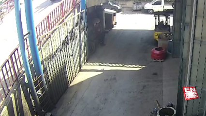 Tuzla'da devrilen forkliftin altında kalan işçi kurtarılamadı