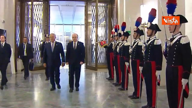 Meloni accoglie partecipanti a Conferenza su migrazioni: Scusate per le temperature