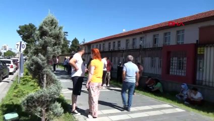 KPSS'ye geç kalan öğrencilerin içeri alınması için çaba gösteren vatandaşın çabası