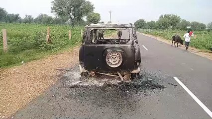 हाइवे पर धूं धूं कर जली कार