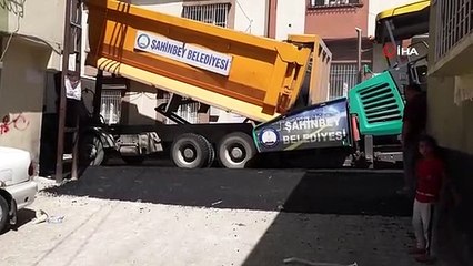 Aşırı sıcaklara rağmen asfalt çalışmaları sürüyor