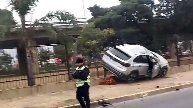 De película: volcó, se estrelló con un auto robado contra las rejas de la rotonda de Limache y se fugó