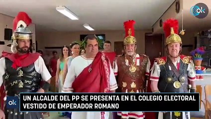 Un alcalde del PP se presenta en el colegio electoral vestido de emperador romano