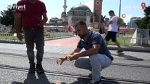 Taksim’de asfaltta yumurta pişirdi