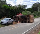 Caminhão carregado de milho tomba na PR-485, em Alto Paraíso