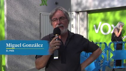 El momento en el que Vox impide la entrada a su sede a EL PAÍS para seguir la jornada electoral