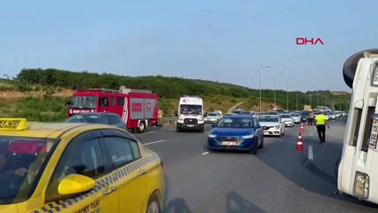 Çekmeköy'de mıcır yüklü kamyon devrildi