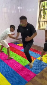 Screaming Chicken Blindfolded and Beating Man Challenge Shiatsu Board Here Comes Men's Simple Happi