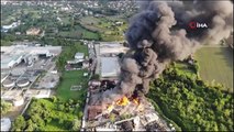 Kocaeli'de geri dönüşüm fabrikasındaki yangın böyle görüntülendi